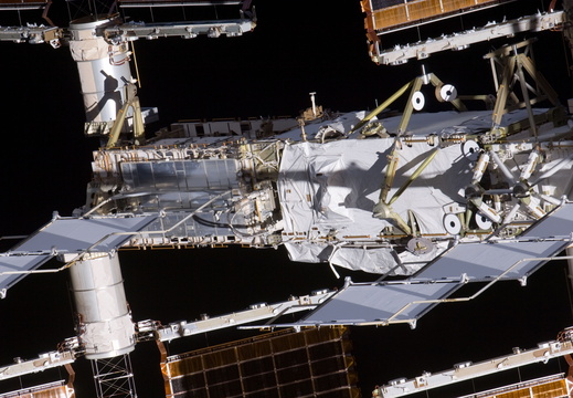 STS135-E-11068