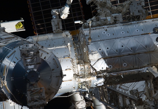 STS135-E-11203
