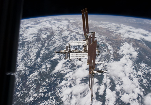 STS135-E-11886