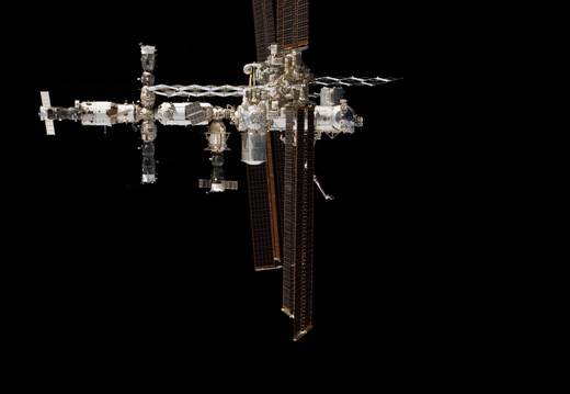 STS135-E-11859