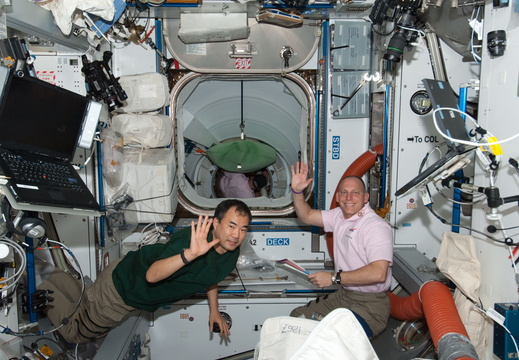 STS131-E-08335