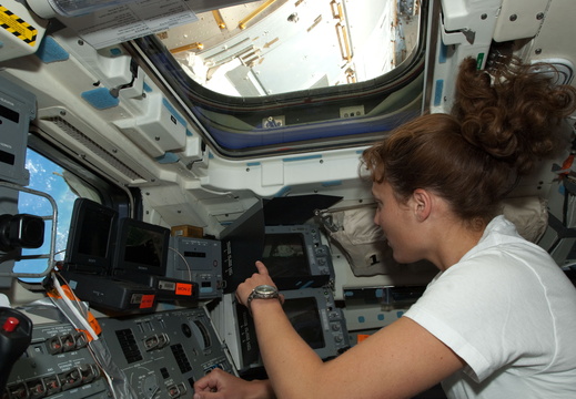 STS131-E-08969