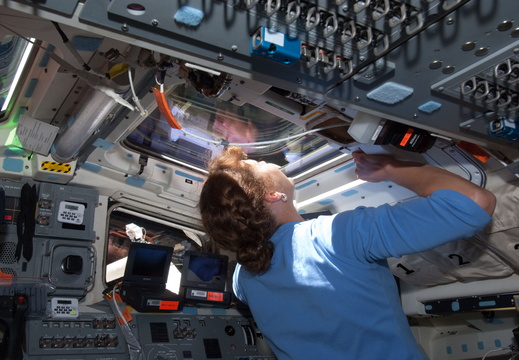STS131-E-07290