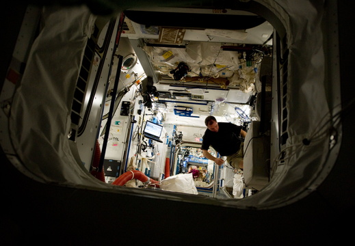STS131-E-07804