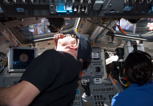 STS131-E-07272