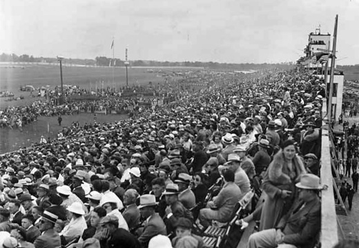 AIr-Race-Crowds-1935-scaled