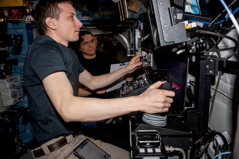 astronauts-woody-hoburg-and-frank-rubio-practice-robotics-maneuvers_53100038126_o.jpg