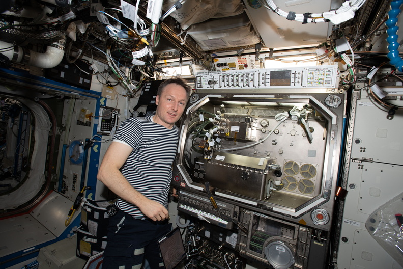 astronaut-matthias-maurer-is-in-front-of-the-microgravity-science-glovebox_52003435697_o.jpg