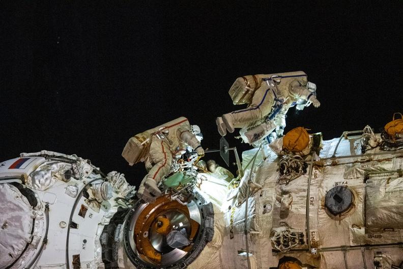 nasa2explore_51846737921_Russian_spacewalkers_Anton_Shkaplerov_and_Pyotr_Dubrov.jpg