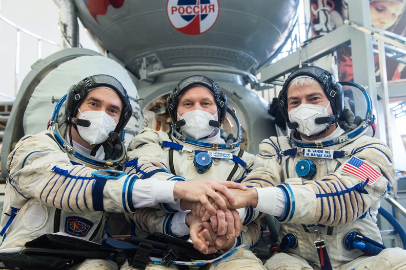 nasa2explore_50997794345_Expedition_65_crew_members_during_qualification_exams.jpg