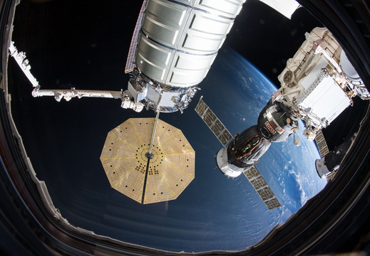 ISS057-E-105773