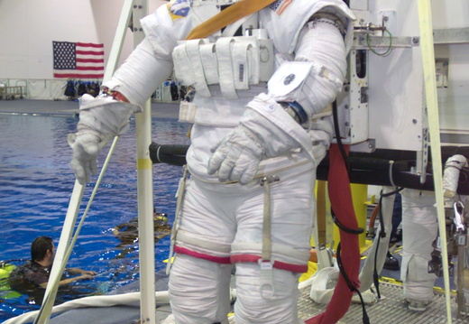 JSC2004-E-27318