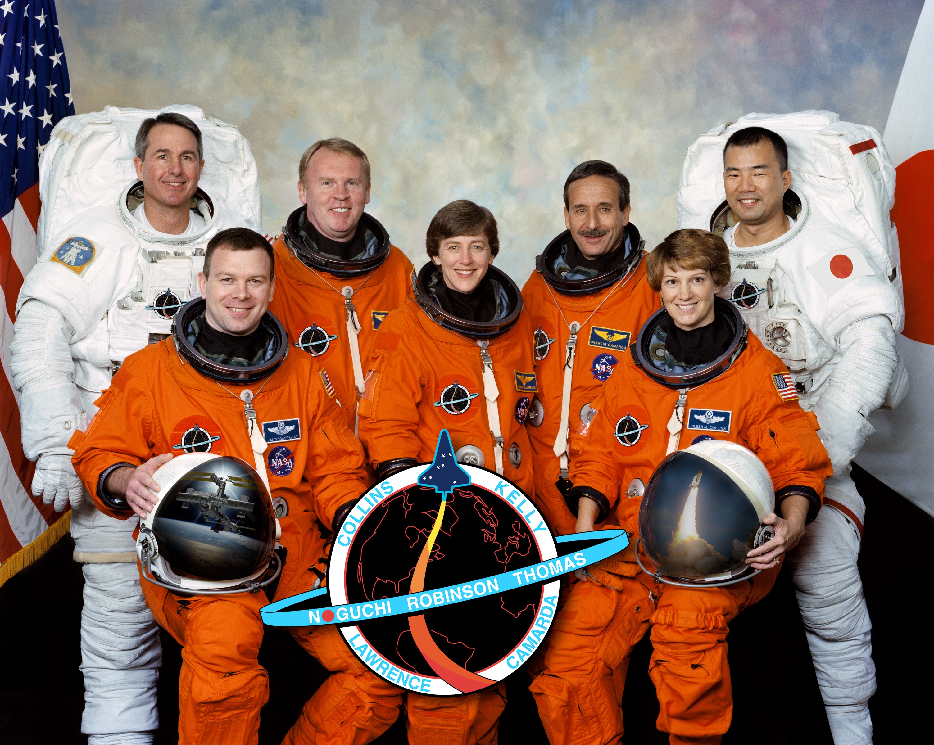 Какие люди сейчас в космосе. Астронавты Спейс шаттла. Спейс шаттл экипаж. Шаттл Дискавери экипаж. Астронавты НАСА.