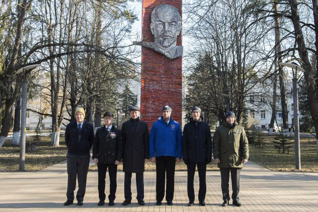 expedition-63-backup-and-prime-crewmembers-in-front-of-the-statue-of-vladimir-lenin_49694355481_o.jpg
